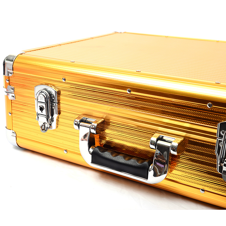 Открывать золотой кейс. Кейс чемодан для Барбера. Okiro чемодан. Золотой кейс. Золото в чемоданчике.